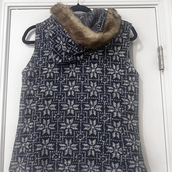 TALBOTS Knit blue and white snowflake fleece lined vest SP - Picture 4 of 6